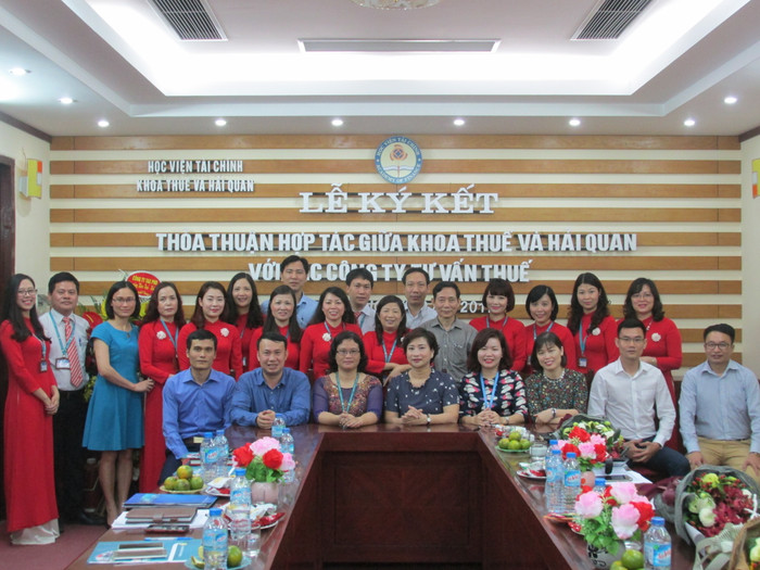 Lễ ký kết kết thỏa thuận hợp tác giữa Khoa Thuế và Hải quan, Học viện Tài chính với công ty tư vấn thuế. Ảnh: NTCC. Ky ket hop tac.jpeg