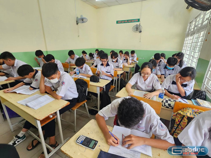 Học sinh có nhiều thuận lợi khi chọn tổ hợp môn học vào lớp 10. Học sinh có nhiều thuận lợi khi chọn tổ hợp môn học vào lớp 10.