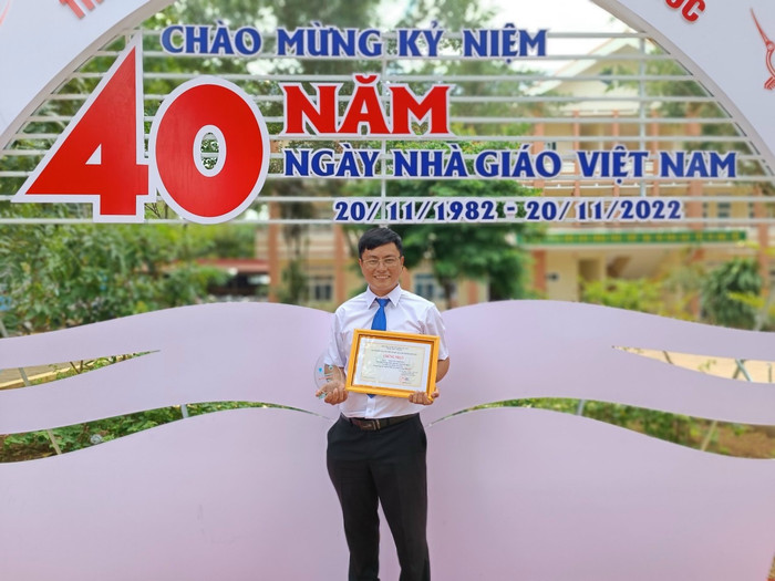 Thầy giáo Mai Văn Chuyền nhận khen thưởng trong Ngày Nhà giáo Việt Nam 20/11. Ảnh: NVCC. IMG_6169.JPG
