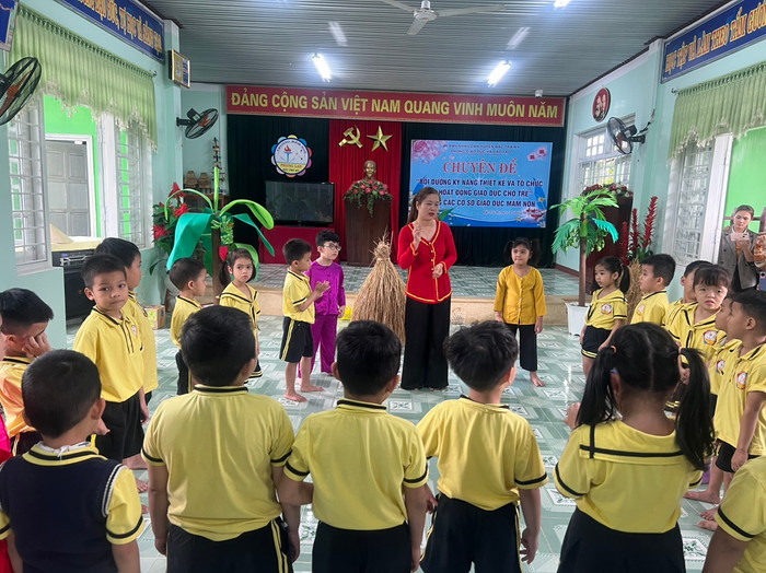 Các địa phương đang nỗ lực với nhiều giải pháp khác nhau để thu hút và giữ chân giáo viên mầm non. Ảnh: NVCC. bac tra my.jpg