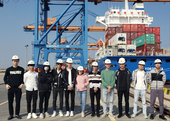 Sinh viên ngành Kỹ thuật xây dựng công trình thủy, Trường Đại học Giao thông vận tải thực tập kỹ thuật tại cảng Hải Phòng. Ảnh: NTCC. đh giao thong vt