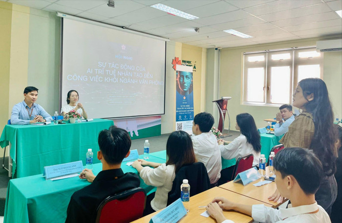 Sinh viên ngành Quản trị văn phòng, Trường Đại học Đông Á tham dự hội nghị chuyên đề. Ảnh: NTCC. hoi nghi.jpg