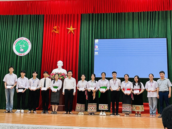Lương Thị Hoài Thu (ở giữa) nhận phần thưởng học sinh có thành tích cao trong kỳ thi thử ở trường. Ảnh: NVCC. Lương Thị Hoài Thu (ở giữa) nhận phần thưởng học sinh có thành tích cao trong kỳ thi thử ở trường. Ảnh: NVCC.
