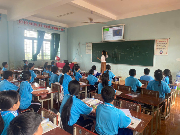 Giáo viên biệt phái từ trường này sang trường khác gặp nhiều khó khăn trong việc di chuyển và không yên tâm trong công việc. Ảnh: Trưởng phòng Giáo dục và Đào tạo huyện Đắk Glong cung cấp gv biet phai dak glong1.jpg