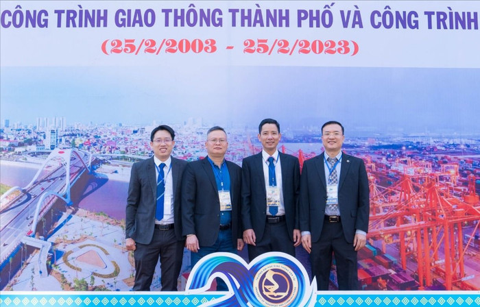 Phó Giáo sư, Tiến sĩ Nguyễn Thành Trung, Phó Trưởng Bộ môn công trình Giao thông thành phố và Công trình thủy, Trường Đại học Giao thông vận tải (ngoài cùng bên trái). Ảnh: NVCC. pgs trung.jpg