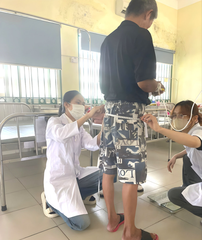 Sinh viên Nguyễn Thị Khánh Linh sử dụng cân Tanita, thước dây và thước kẹp Caliper để đánh giá các chỉ số nhân trắc cho người cao tuổi. Ảnh: NVCC sv3.jpeg