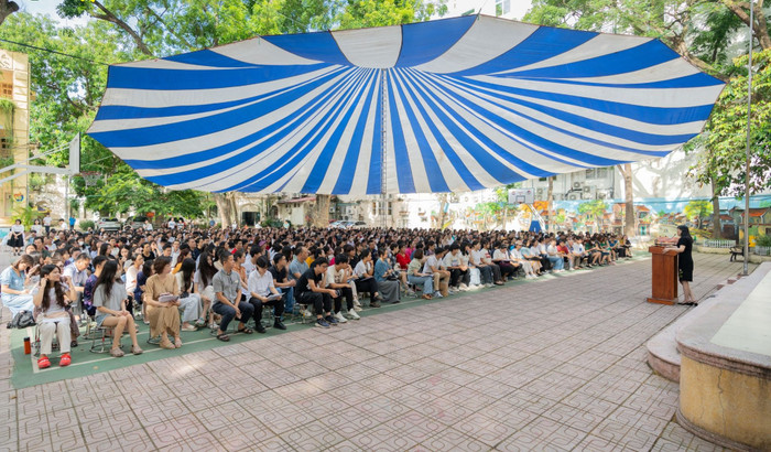 Học sinh khối 10 Trường Trung học phổ thông Việt Đức trong buổi tư vấn chọn tổ hợp tại trường. Ảnh: NTCC tu van viet duc.jpg