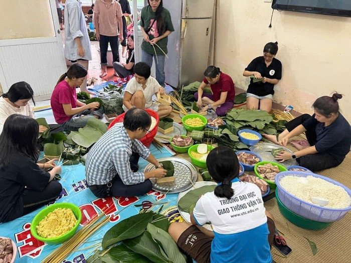 Thầy cô và sinh viên Trường Đại học Giao thông vận tải gói bánh chưng ủng hộ đồng bào vùng lũ. Ảnh: website nhà trường. đh gtvt1.jpeg