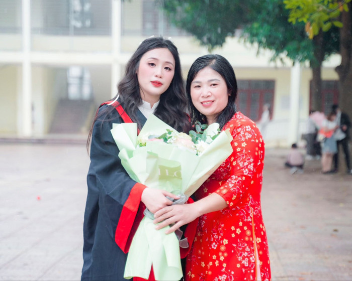 Em Nguyễn Thị Ngọc và mẹ. Ảnh: NVCC. ngọc 3.jpg