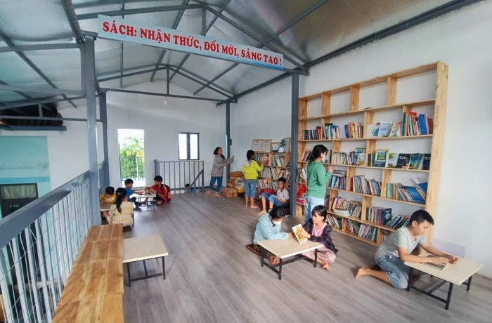 Nhiều em học sinh ở địa phương đến "Ngôi nhà trí tuệ" để đọc sách và vui chơi. Ảnh: NVCC. IMG_6165.JPG