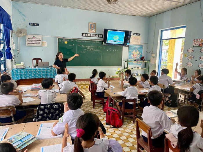 Giáo viên trưng tập có khối lượng công việc lớn, thực hiện nhiệm vụ cả ở trường và phòng giáo dục. Ảnh minh họa: Trưởng phòng Giáo dục và Đào tạo thị xã Điện Bàn cung cấp giao vien biet phai 1.jpg