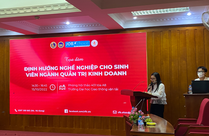 Sinh viên Nguyễn Hà Giang phát biểu tại toạ đàm "Định hướng nghề nghiệp cho sinh viên ngành Quản trị kinh doanh", Trường Đại học Giao thông vận tải. Ảnh: NVCC Screen Shot 2024-09-14 at 9.41.42 AM.png