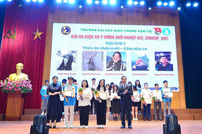 Sinh viên Nguyễn Hà Giang cùng nhóm nghiên cứu nhận giải Ba cuộc thi Ý tưởng khởi nghiệp UTC Startup năm 2021. Ảnh: NVCC. Ảnh hđ2.JPG