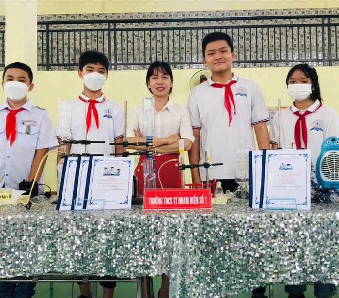 Cô giáo Phạm Thu Thủy và học sinh Trường Trung học cơ sở Nham Biền số 1 tham gia cuộc thi Sáng tạo khoa học kỹ thuật. Ảnh: NVCC. ad-4nxedxdskjfhytpdepivr8d-7l6glm0ke04odwj47nvxrdyinximfgcjwxplovrowgskxxfg7hnzplayqedec4nlaivumr-copu3qzlild5nqthenw3-dls55-d4npdbbhammdkuzotjecx-stvcxait5x6u-5456.jpg