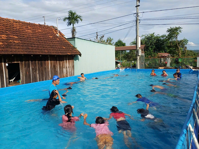 Thầy Mai Văn Chuyền dạy bơi miễn phí cho các em học sinh ở thôn Hiệp Hưng, xã Quảng Hiệp, huyện Cư M’gar. Ảnh: NVCC. IMG_6162.JPG