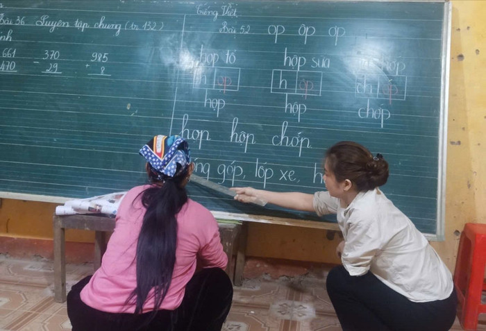 Cô giáo Dương Thị Vân dạy tiếng Việt cho học viên lớp xoá mù chữ. Ảnh: Trung tâm học tập cộng đồng xã Xuân La cung cấp. IMG_6211.JPG