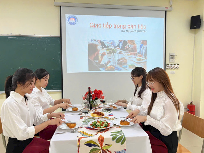 Sinh viên ngành Quản trị văn phòng, Học viện Quản lý Giáo dục thực hành học phần Phát triển kỹ năng cá nhân. Ảnh: NTCC. sv thuc hanh.jpg