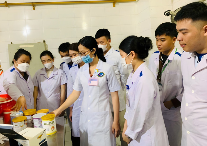 Sinh viên ngành Dinh dưỡng Trường Đại học Đông Á học cách chỉ định can thiệp dinh dưỡng và quy trình pha chế sản phẩm nuôi dưỡng người bệnh. Ảnh: NTCC sv1.jpeg