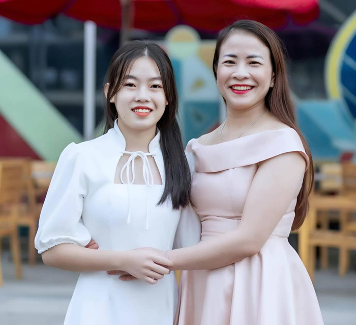 Lương Thị Hoài Thu cùng cô giáo chủ nhiệm Lê Thị Vinh. Ảnh: NVCC. co vinh thu.jpeg