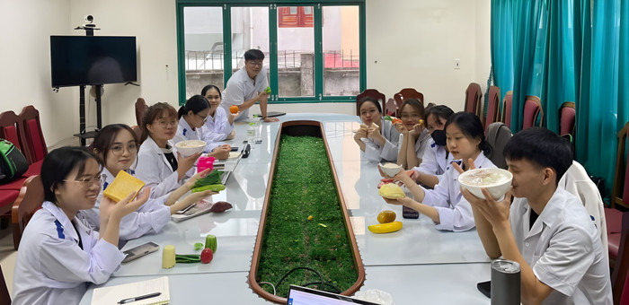 Sinh viên ngành Dinh dưỡng, Trường Đại học Đông Á học cách làm quen với mô hình thực phẩm, ứng dụng trong điều tra khẩu phần ăn. Ảnh: NTCC. sv2.jpeg