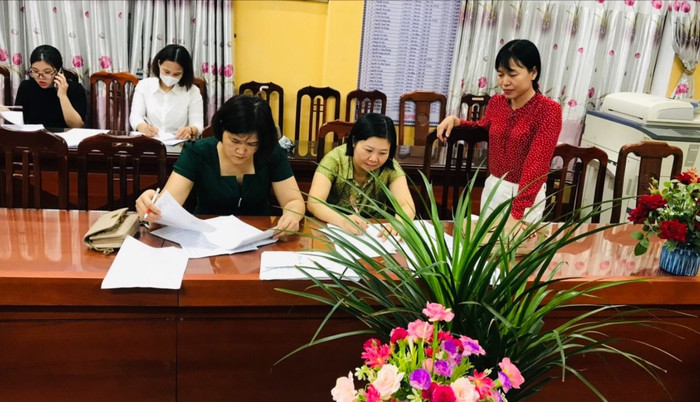 Cô giáo Phạm Thu Thủy hướng dẫn các giáo viên chấm khảo sát lớp 5 tại Trường Trung học cơ sở thị trấn Nham Biền số 1. Ảnh: NVCC. ad-4nxcr3af3e8ck0il2kq2jvbze10yo5td2b0h1tbqsiimcssxgadepzbgjcrgzwi6a1ql2pdgnuu-m5viwnatz6hdip2wmtuf6qq7uayjgro2gablexhtorxe4rc6c6dxcmqmzmhf8wqlvdcv4i2emq3mxbwa6-2638.jpg