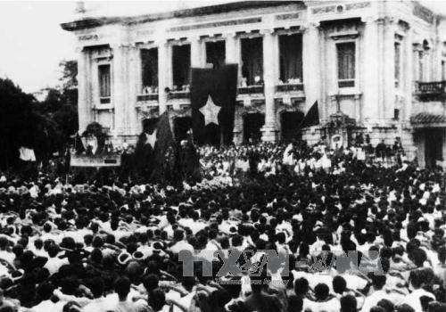 Ngày 19/8/1945, tại Quảng trường Nhà hát Lớn, hàng vạn người dân Thủ đô dự Lễ mít tinh chào mừng Ủy ban Quân quản. Ảnh: Tư liệu TTXVN Ngày 19/8/1945, tại Quảng trường Nhà hát Lớn, hàng vạn người dân Thủ đô dự Lễ mít tinh chào mừng Ủy ban Quân quản. Ảnh: Tư liệu TTXVN