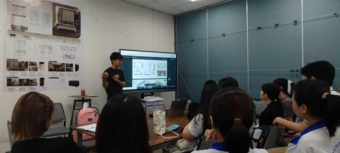 Sinh viên ngành Thiết kế nội thất, Trường Đại học Sư phạm Kỹ thuật Thành phố Hồ Chí Minh chia sẻ kinh nghiệm lên ý tưởng thiết kế. Ảnh: NTCC. Sinh viên ngành Thiết kế nội thất, Trường Đại học Sư phạm Kỹ thuật Thành phố Hồ Chí Minh chia sẻ kinh nghiệm lên ý tưởng thiết kế. Ảnh: NTCC.