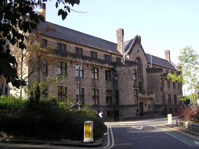 Đại học Glasgow luôn dành cho sinh viên quốc tế sự chăm sóc hoàn hảo nhất. Những khu ký túc xá rộng lớn luôn đảm bảo chỗ ở, đầy đủ tiện nghi và nằm ngay gần trường, tạo điều kiện thuận lợi nhất cho sinh viên nghiên cứu.