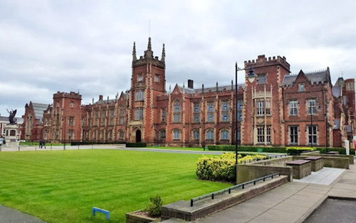 Vẻ đẹp của tòa nhà chính thật dễ chịu.