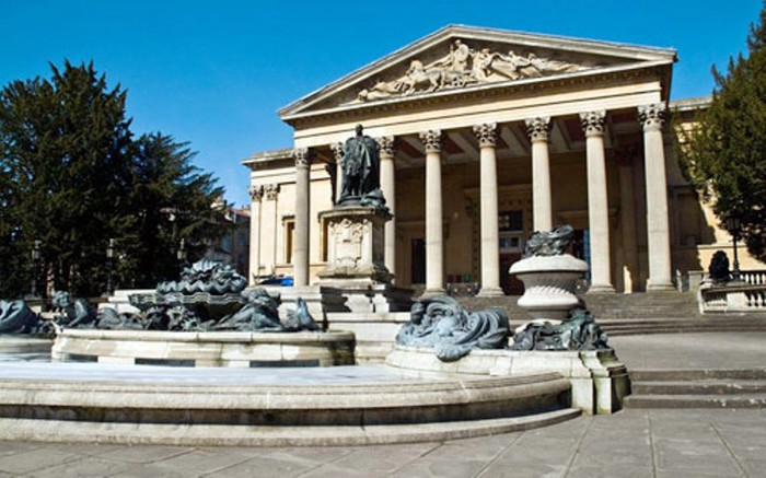 3. Đại học Bristol Đại học Bristol với kiến trúc như những đền thờ Hy Lạp cổ. Đại học Bristol bắt đầu đi vào hoạt động từ năm 1876 chỉ với 7 giảng viên. Sau khi vượt qua các khó khăn về tài chính vào cuối thế kỷ 19, đến năm 1909 trường chính thức được công nhận và mang tên Đại học Bristol.