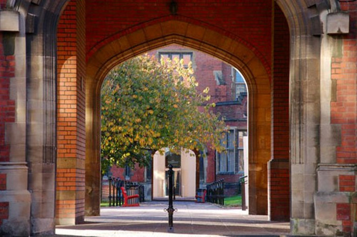 Các ngành đào tạo của trường đều đạt mức độ xuất sắc hàng đầu thế giới, gồm các lĩnh vực nghiên cứu bệnh ung thư, hóa học xanh, nghiên cứu môi trường và pháp luật… Queen’s Belfast hiện đang là đối tác của khoảng 120 trường khác trên thế giới.