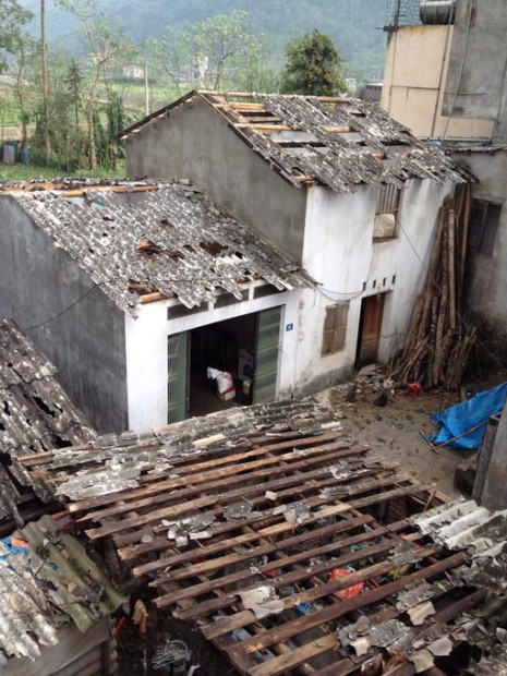 Trận mưa đá khủng khiếp khiến nhiều nhà dân bị đổ nát