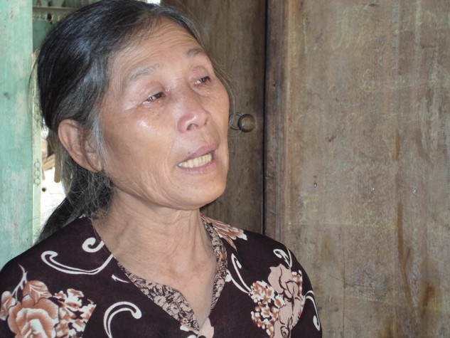 Bà Út ( bà ngoại cháu Ngọc Anh) đau đớn trước sự việc xảy ra với cháu ngoại mình. Bà Út ( bà ngoại cháu Ngọc Anh) đau đớn trước sự việc xảy ra với cháu ngoại mình.