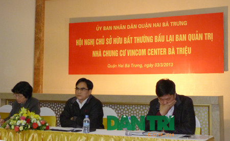 Ông Hoàng Trọng (ngồi giữa) đại diện cho UBND quận Hai Bà Trưng chủ trì Hội nghị Ông Hoàng Trọng (ngồi giữa) đại diện cho UBND quận Hai Bà Trưng chủ trì Hội nghị