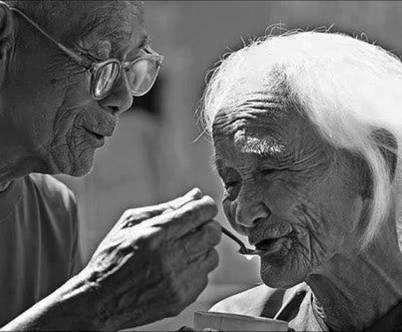 "Đêm đêm con thắp đèn trời. Cầu cho cha mẹ suốt đời bên con" là lời tựa cho bức tranh. "Đêm đêm con thắp đèn trời. Cầu cho cha mẹ suốt đời bên con" là lời tựa cho bức tranh.