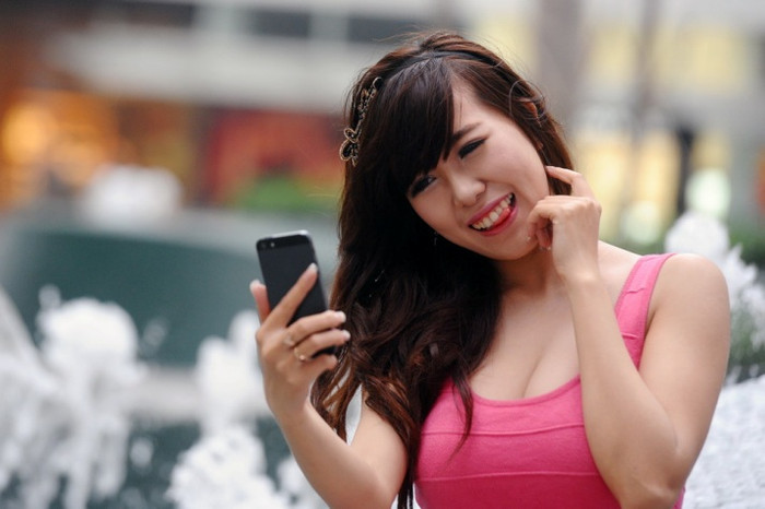 Tự pose hình rồi gửi bằng Zalo cho bạn nào!