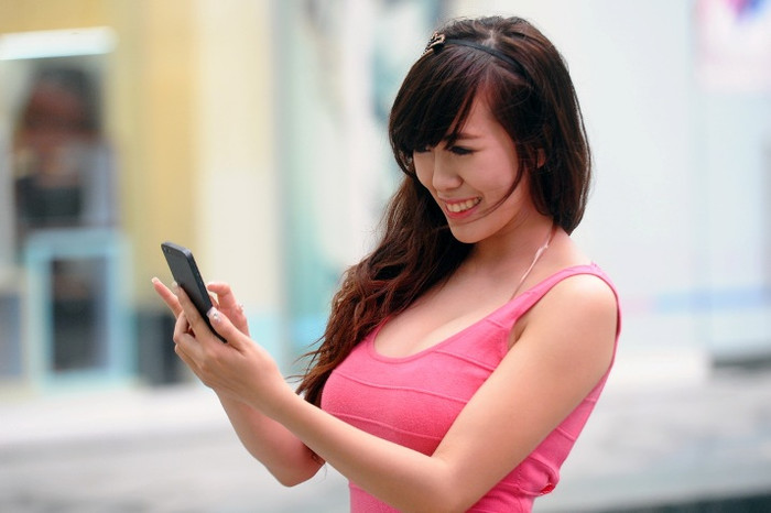 Cô gái mang biệt danh Thỏ cười rất tươi mỗi khi nhận được một tin nhắn Zalo với hình vẽ ngộ nghĩnh từ bạn bè.