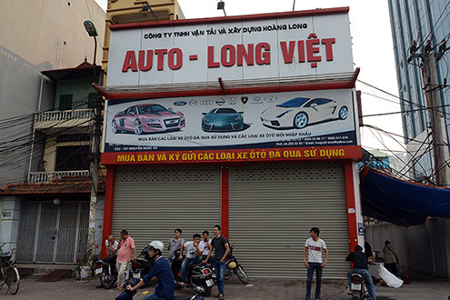 Chiếc BMW màu bạc bất ngờ lao ra từ công ty này lúc 15h chiều 23/3.