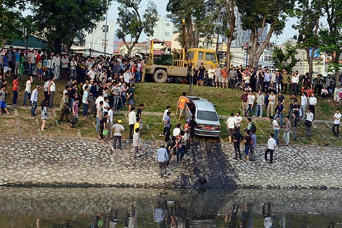 Hàng trăm người dân đứng dọc 2 bên bờ sông để theo dõi.