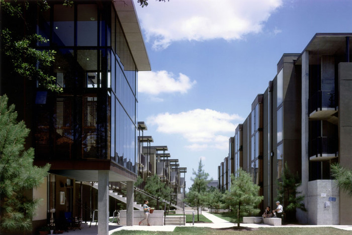 5. KTX Willow Street, ĐH Tulane, New Orleans, Mỹ: Là một ấn tượng thú vị của tất cả những gì thuộc về vùng đất này. Lấy ý tưởng từ lịch sử và ngôn ngữ bản xứ của vùng New Orleans. 5. KTX Willow Street, ĐH Tulane, New Orleans, Mỹ: Là một ấn tượng thú vị của tất cả những gì thuộc về vùng đất này. Lấy ý tưởng từ lịch sử và ngôn ngữ bản xứ của vùng New Orleans.