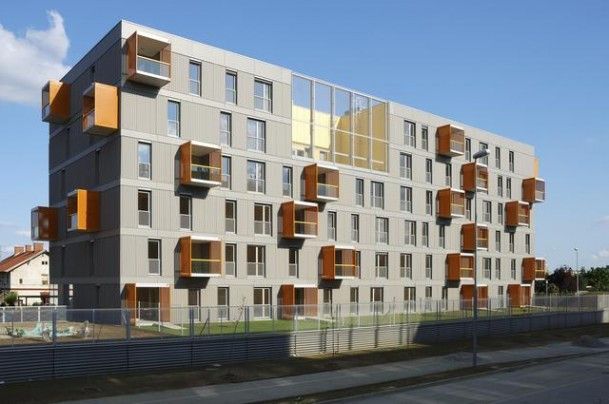 7. KTX Poljane, Slovenia: Gồm 56 căn hộ, trong đó có 1 số căn hộ được thiết kế “lơ lửng” giữa không gian. Những căn phòng đặc biệt đó được ví như “con mắt” của tòa nhà. 7. KTX Poljane, Slovenia: Gồm 56 căn hộ, trong đó có 1 số căn hộ được thiết kế “lơ lửng” giữa không gian. Những căn phòng đặc biệt đó được ví như “con mắt” của tòa nhà.