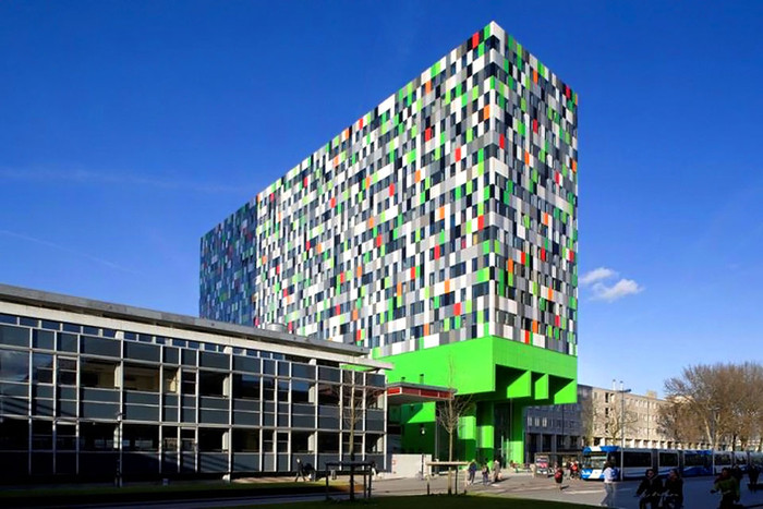 3. KTX Smarties, ĐH Utrecht, Hà Lan: Là 1 khối đầy màu sắc với 380 phòng độc lập, mỗi phòng 20m2. Kiến trúc hình khối vững chãi được thiết kế dựa trên các cấu trúc ghép. 3. KTX Smarties, ĐH Utrecht, Hà Lan: Là 1 khối đầy màu sắc với 380 phòng độc lập, mỗi phòng 20m2. Kiến trúc hình khối vững chãi được thiết kế dựa trên các cấu trúc ghép.