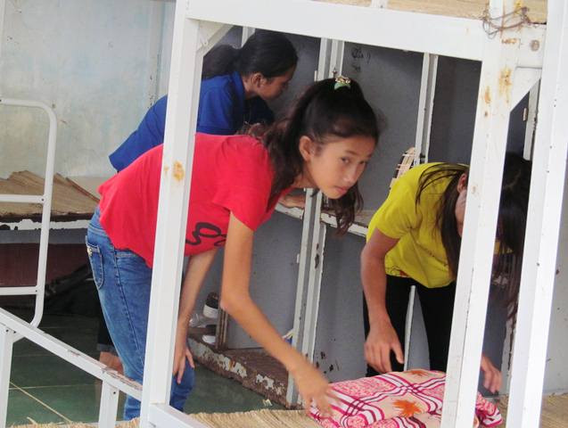 Mỗi giường đơn, hai em học sinh phải nằm ngược chiều nhau (Ảnh: X.T) Mỗi giường đơn, hai em học sinh phải nằm ngược chiều nhau (Ảnh: X.T)