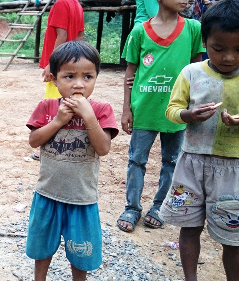 Những đứa trẻ ở đây đen nhẻm, gầy gò vì thiếu thốn đủ bề. Những đứa trẻ ở đây đen nhẻm, gầy gò vì thiếu thốn đủ bề.