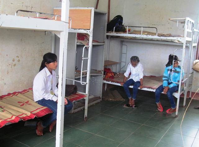 Nhiều em học sinh bật khóc vì phải ở chật chội ở phòng nội trú (Ảnh: X.T) Nhiều em học sinh bật khóc vì phải ở chật chội ở phòng nội trú (Ảnh: X.T)