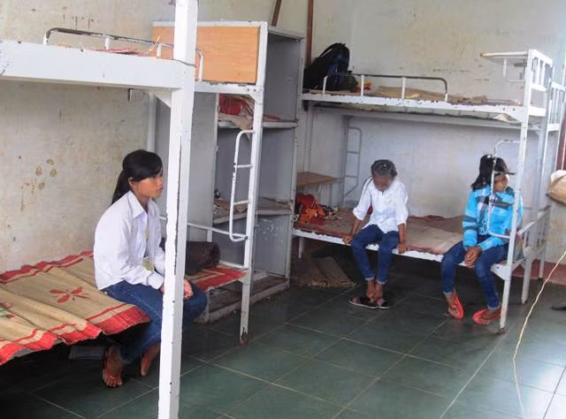 Nhiều em học sinh bật khóc vì phải ở chật chội ở phòng nội trú (Ảnh: X.T) Nhiều em học sinh bật khóc vì phải ở chật chội ở phòng nội trú (Ảnh: X.T)