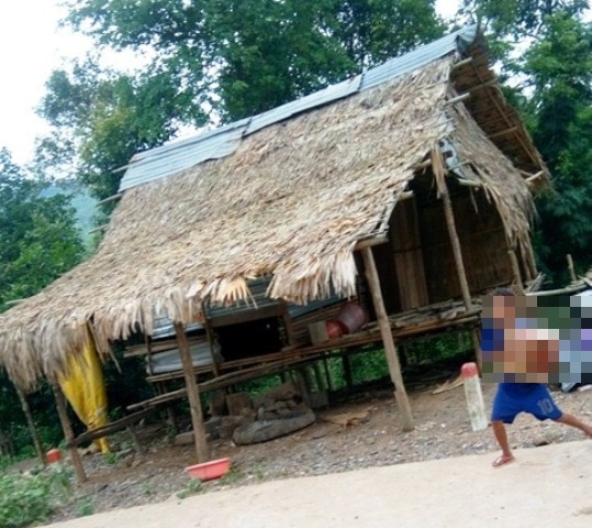 Hầu hết người dân ở đây đều chỉ có căn nhà sàn mái tranh vách đất. Hầu hết người dân ở đây đều chỉ có căn nhà sàn mái tranh vách đất.