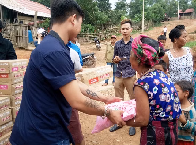 Những món hàng cứu trợ giúp người dân phần nào vượt qua cái đói.