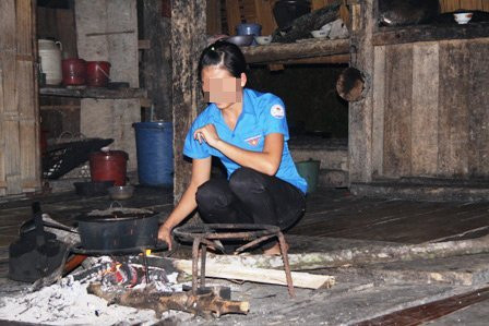 Nữ sinh từng bị tra tấn và quay lại clip Nữ sinh từng bị tra tấn và quay lại clip