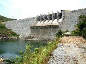 Đập thủy điện Sông Tranh nhìn từ phía hạ lưu. (Ảnh: TTXVN) Đập thủy điện Sông Tranh nhìn từ phía hạ lưu. (Ảnh: TTXVN)